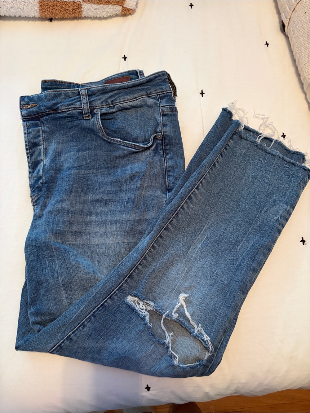 Blank NYC Women's Medium Blue Distressed Cropped Jeans